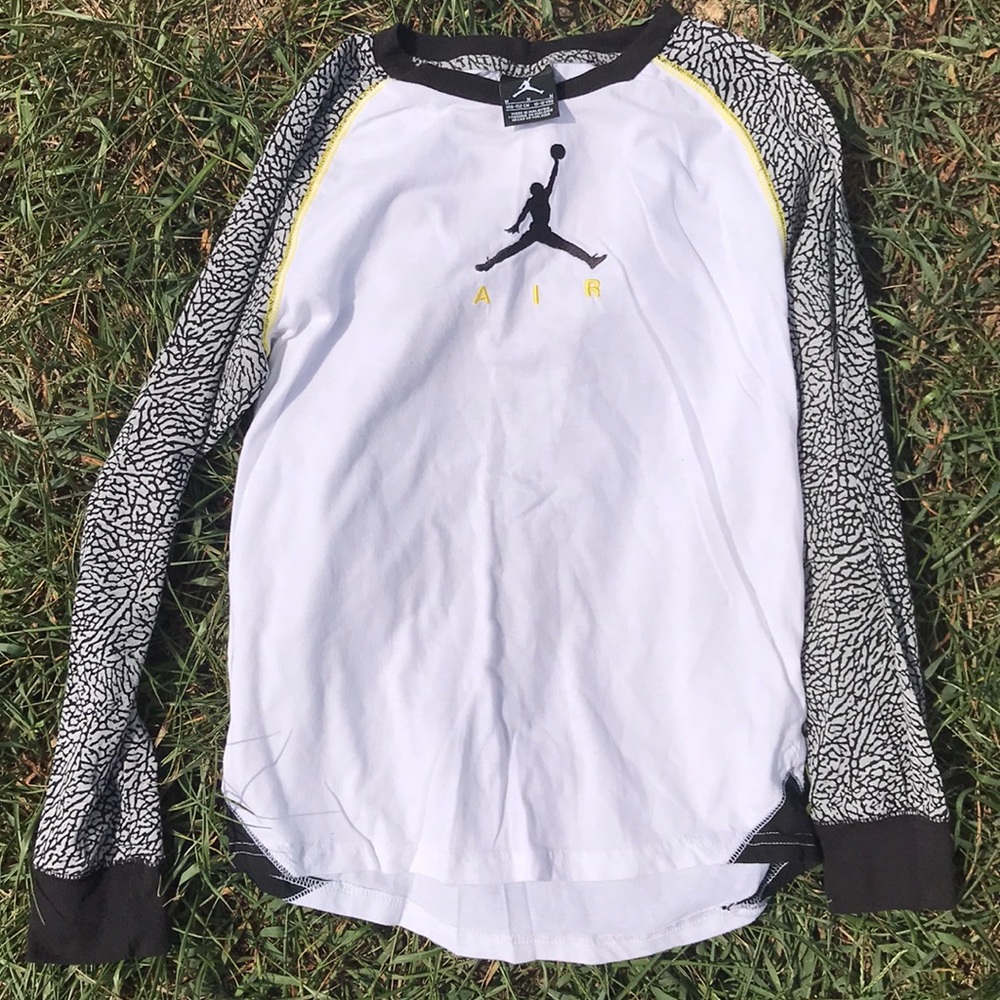 Air Jordan’s boys M long sleeve tee